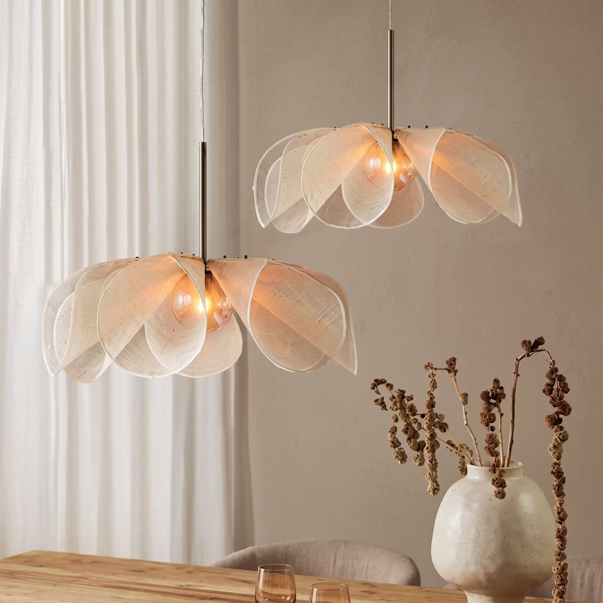 Suspension à pétales en tissu plissé écru, collection luminaires en tissu, rotin et plumes