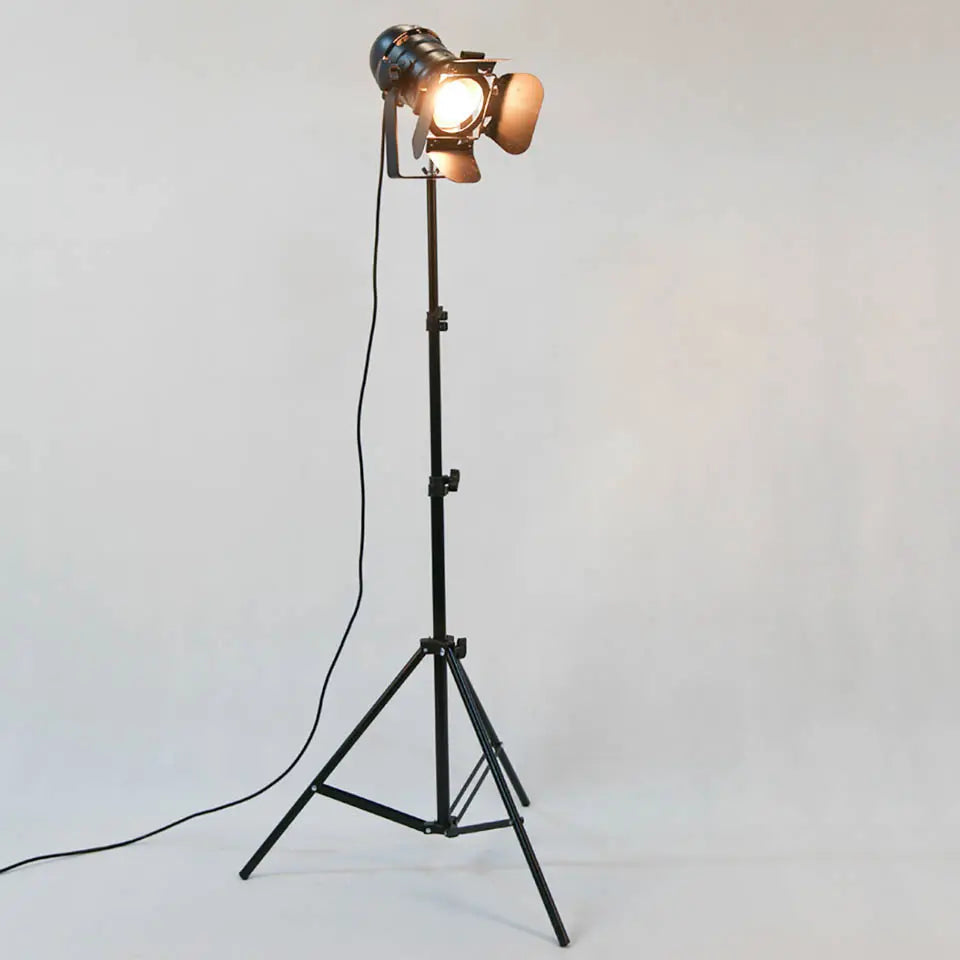 Lampadaire industriel Cinéa sur trépied en métal noir