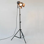 Lampadaire industriel Cinéa sur trépied en métal noir