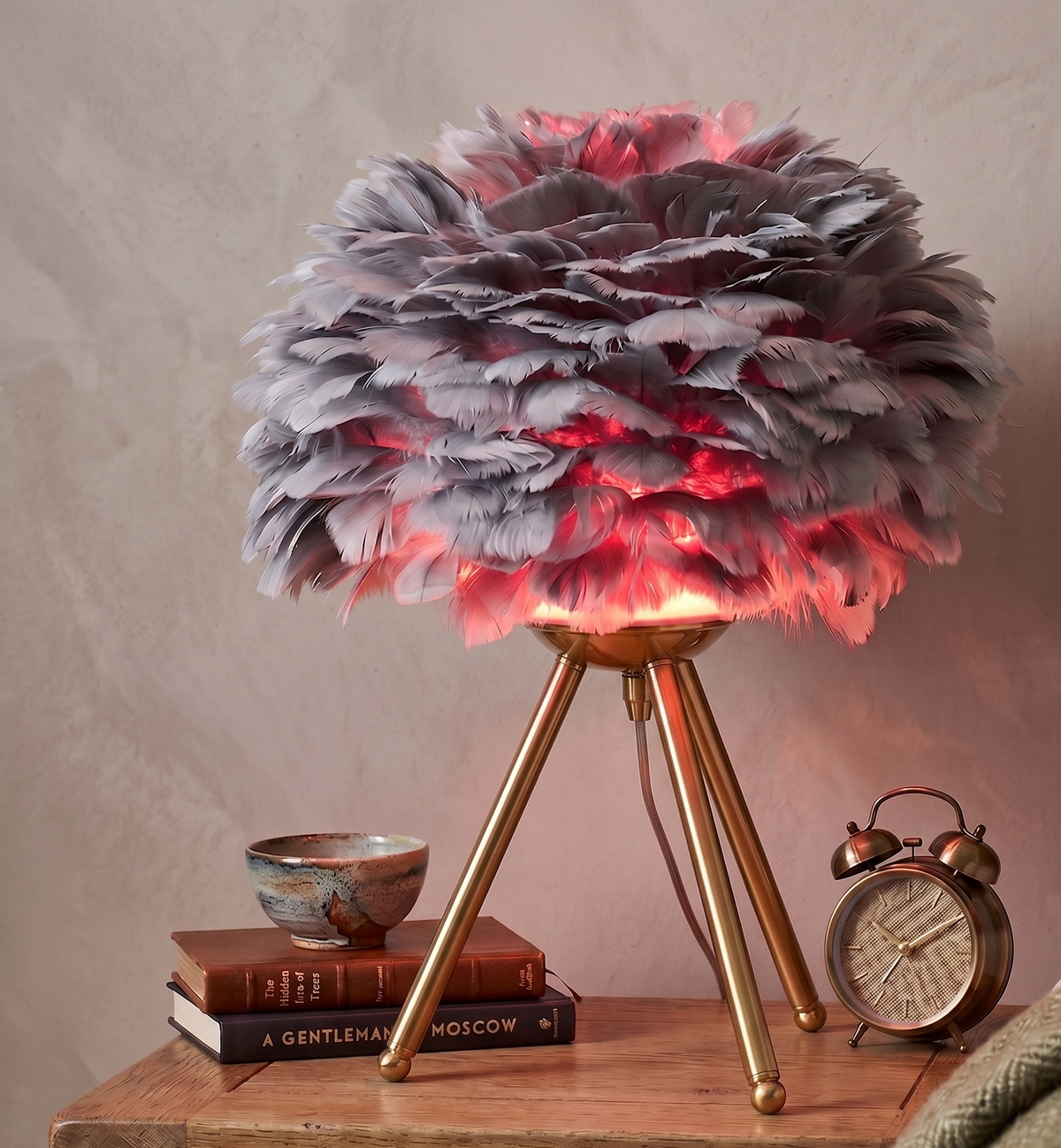Lampe de chevet Plumaia à abat-jour en plumes grises