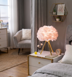 Lampe de chevet Plumaia à abat-jour en plumes roses