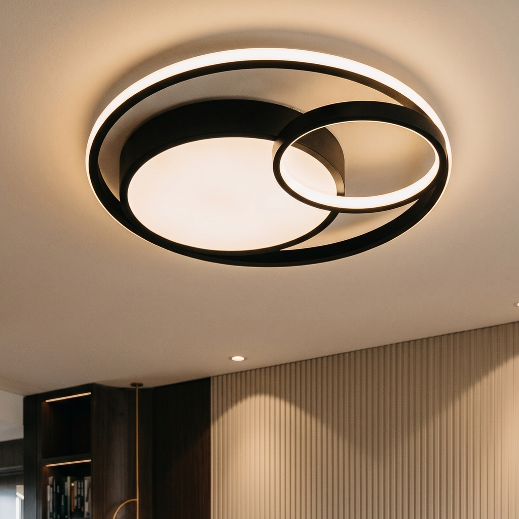 Plafonnier LED design à cercles entrelacés en métal noir, diffusant une lumière chaude au plafond d'un salon aux murs en lattes de bois.