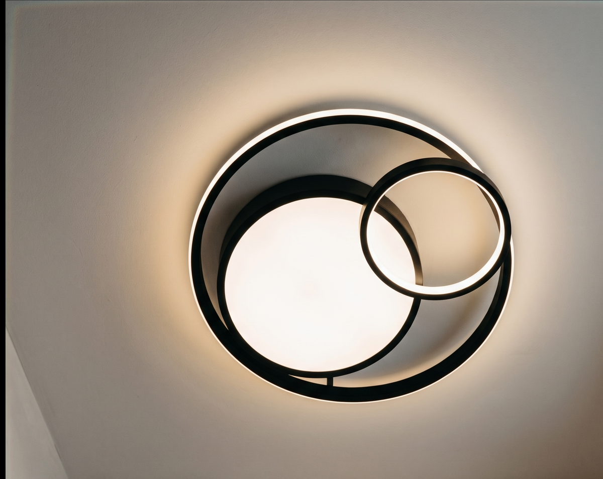 Plafonnier LED en aluminium noir à deux cercles décalés et diffuseur blanc