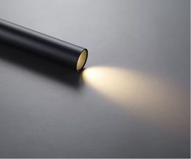 Suspension linéaire LED noire sur platine et rampe en métal